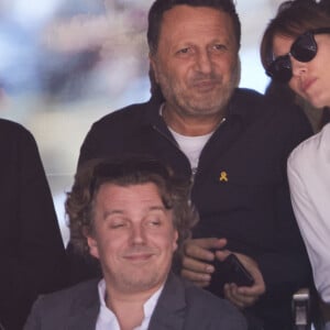 Arthur (Essebag) et sa femme Mareva Galanter, Alex Vizorek - Célébrités dans les tribunes de la finale homme des Internationaux de France de tennis de Roland Garros 2024 à Paris le 9 juin 2024. © Jacovides-Moreau/Bestimage 