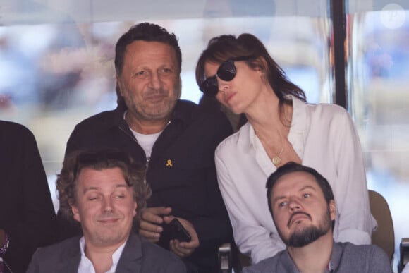 Arthur (Essebag) et sa femme Mareva Galanter, Alex Vizorek - Célébrités dans les tribunes de la finale homme des Internationaux de France de tennis de Roland Garros 2024 à Paris le 9 juin 2024. © Jacovides-Moreau/Bestimage 