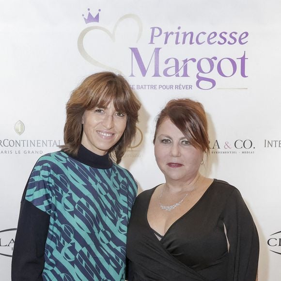 Exclusif - Candice Mahout, Muriel Hattab - Personnalités au Gala pour les 10 ans de l'association "Princesse Margot", présenté par C.Beaugrand, à Paris. Le 15 novembre 2022 © Jack Tribeca / Bestimage  Exclusive - No Web No Blog pour Belgique et Suisse PRINCESSE MARGOT CP RETOUR Mardi 15 Novembre 2022 se tenait le gala de charité célébrant les 10 ans de l’association Princesse Margot à l’hôtel intercontinentale, à Paris organisé par sandra Sisley et son agence Sandra and Co en collaboration l’agence Helo. Princesse Margot est une association qui lutte contre les cancers pédiatriques fondé par Muriel Haddad en 2012 en souvenir de sa fille, Margot. Christophe Beaugrand, touché par le combat de Muriel a animé avec beaucoup d’amour la soirée. Une soirée qui a démarré avec un magnifique discours de Marlène Shiappa, secrétaire d’état chargée de l’économie sociale et solidaire et de la vie associative, au cœur de la magnifique salle de réception de l’hôtel aux côtés de la fondatrice Muriel Haddad. Beaucoup de personnalités se sont déplacés pour soutenir cette cause :Tout d ´abord Franck Dubosc qui malgré sa doulouresue blessure au genou a illuminé la soirée de sa présence aux côtés de sa compagne, l’actrice Josephine Drai, la comedienne Charlotte Gabris, Karima Charni de retour dans la Star academy mais comme Presentatrice cette fois çi, les artistes peintres Zara Boutayeb et Paco Winter, Daniella Lumbroso, Reem Kherici, Candice Mahout, Et bienevidemment Kev Adams Kev Adams, parrain de l’association, a pris le micro pour exprimer son investissement profond aux côtés de Muriel et symboliquement de tout les enfants malades et faire decoller les ventes d’enveloppe Pour recolter des dons. L’enjeu de cette soirée était de récolter des fonds afin de pouvoir réaliser une maison de Parents la « Marg’home» Des enveloppes cadeau était mises à l’honneur afin de pouvoir financer cette hébergement solidaire. L’artiste et chanteur Symons a fait battre le cœur de la salle avec son titre « Paris », Joyce Jonathan s’est ensuite mis au piano pourinterpréter « Les filles d’aujourd’hui » enveloppé par la majorité des convives, sortis de table pour se rassembler autour d’elle. Le chanteur Philippe Kelly et Tom Lebb se sont unis pour jouer « Talkin bout’ a révolution » de Tracy Chapman, repris par la foule… Et enfin pour clôturer cette soirée magique, tous les bénévoles sont montés sur scène au milieu de Christophe Beaugrand en donnant « rendez-vous dans 10 ans » de Patrick Bruel à tous ceux qui sont touchés par cette lutte. Belle image d’espoir et de convivialité pour tous ceux qui souffent, vive Princesse Margot ! 