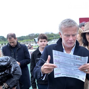 Laure Boulleau porte sa fille Clara, Franck Dubosc, sa femme Danièle et Mathieu Forget au prix Qatar Arc de Triomphe à l'Hippodrome de Longchamp, le 6 octobre 2024. © Rachid Bellak / Bestimage