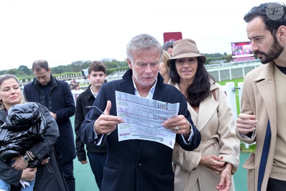 Laure Boulleau porte sa fille Clara, Franck Dubosc, sa femme Danièle et Mathieu Forget au prix Qatar Arc de Triomphe à l'Hippodrome de Longchamp, le 6 octobre 2024. © Rachid Bellak / Bestimage