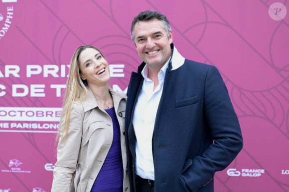 Arnaud Ducret et sa femme Claire Francisci au prix Qatar Arc de Triomphe à l'Hippodrome de Longchamp, le 6 octobre 2024. © Rachid Bellak / Bestimage