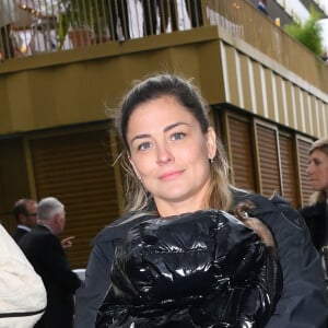 Laure Boulleau porte sa fille Clara au prix Qatar Arc de Triomphe à l'Hippodrome de Longchamp, le 6 octobre 2024. © Rachid Bellak / Bestimage