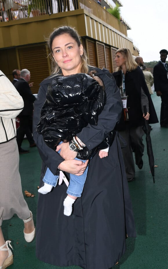 Laure Boulleau porte sa fille Clara au prix Qatar Arc de Triomphe à l'Hippodrome de Longchamp, le 6 octobre 2024. © Rachid Bellak / Bestimage