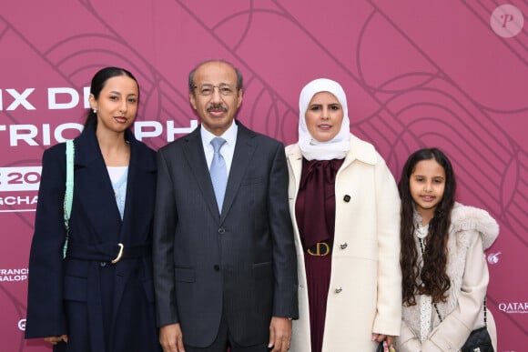 Fahd bin Mayouf Al-Ruwaili, ambasadeur d’Arabie Saoudite en France en famille au prix Qatar Arc de Triomphe à l'Hippodrome de Longchamp, le 6 octobre 2024. © Rachid Bellak / Bestimage