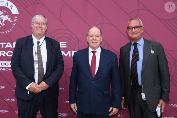 Arnaud de Seysse, le prince Albert II de Monaco, Guillaume de Saint-Seine, président de France Galop au prix Qatar Arc de Triomphe à l'Hippodrome de Longchamp, le 6 octobre 2024. © Rachid Bellak / Bestimage