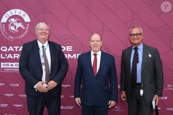 Arnaud de Seysse, le prince Albert II de Monaco, Guillaume de Saint-Seine, président de France Galop au prix Qatar Arc de Triomphe à l'Hippodrome de Longchamp, le 6 octobre 2024. © Rachid Bellak / Bestimage