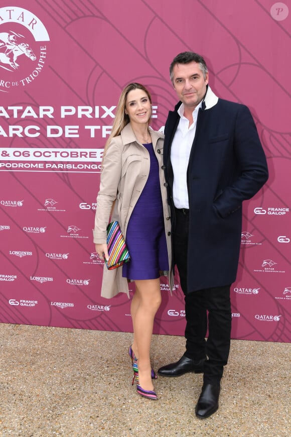 Arnaud Ducret et sa femme Claire Francisci au prix Qatar Arc de Triomphe à l'Hippodrome de Longchamp, le 6 octobre 2024. © Rachid Bellak / Bestimage