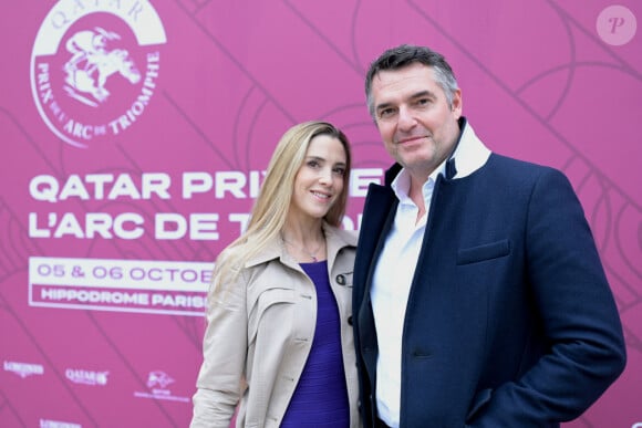 Arnaud Ducret et sa femme Claire Francisci au prix Qatar Arc de Triomphe à l'Hippodrome de Longchamp, le 6 octobre 2024. © Rachid Bellak / Bestimage