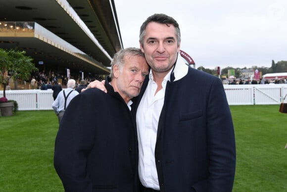 Franck Dubosc et Arnaud Ducret au prix Qatar Arc de Triomphe à l'Hippodrome de Longchamp, le 6 octobre 2024. © Rachid Bellak / Bestimage