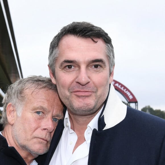 Franck Dubosc et Arnaud Ducret au prix Qatar Arc de Triomphe à l'Hippodrome de Longchamp, le 6 octobre 2024. © Rachid Bellak / Bestimage