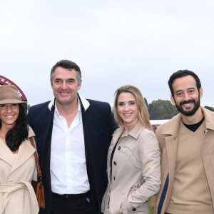 Victoria Dauberville, Franck Dubosc, sa femme Danièle, Arnaud Ducret, sa femme Claire Francisci, Mathieu Forget et Laure Boulleau au prix Qatar Arc de Triomphe à l'Hippodrome de Longchamp, le 6 octobre 2024. © Rachid Bellak / Bestimage