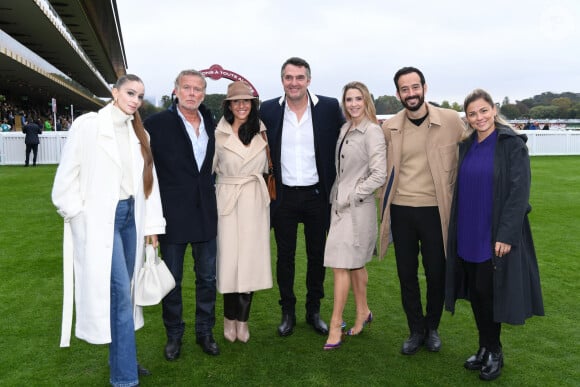 Victoria Dauberville, Franck Dubosc, sa femme Danièle, Arnaud Ducret, sa femme Claire Francisci, Mathieu Forget et Laure Boulleau au prix Qatar Arc de Triomphe à l'Hippodrome de Longchamp, le 6 octobre 2024. © Rachid Bellak / Bestimage