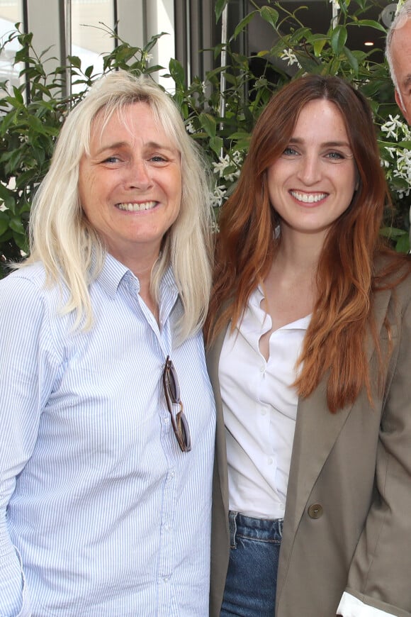 d'imaginer ce qui nous attend", a-t-elle fait savoir à "La Tribune du dimanche".
Alison Wheeler et sa mère Ruth Algar au village (Jour 7) lors des Internationaux de France de Tennis de Roland Garros 2022 à Paris, France, le 28 mai 2022. © Bertrand Rindoff/Bestimage 