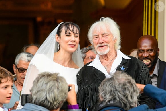 Murielle Mégevand et Hugues Aufray sur le parvis de l'église - Mariage d'Hugues Aufray et de Murielle Mégevand à l'église Saint-Vigor de Marly-Le Roy, France