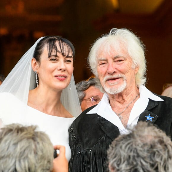 Murielle Mégevand et Hugues Aufray sur le parvis de l'église - Mariage d'Hugues Aufray et de Murielle Mégevand à l'église Saint-Vigor de Marly-Le Roy, France