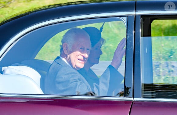 Le roi Charles III d'Angleterre et Camilla Parker Bowles, reine consort d'Angleterre, arrivent à l'église de Crathie à l'occasion du 2ème anniversaire de la mort de la reine Elizabeth. © GoffPhotos/Bestimage 