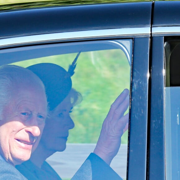 Le roi Charles III d'Angleterre et Camilla Parker Bowles, reine consort d'Angleterre, arrivent à l'église de Crathie à l'occasion du 2ème anniversaire de la mort de la reine Elizabeth. © GoffPhotos/Bestimage 