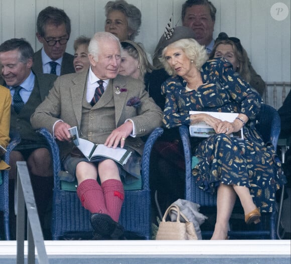 Le roi Charles III d'Angleterre et Camilla Parker Bowles, reine consort d'Angleterre, partagent un fou rire lors du Braemar Gathering 2024, le 7 septembre 2024. © Goff / Bestimage 