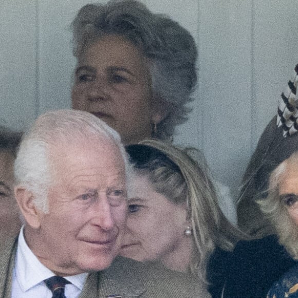 Le roi Charles III d'Angleterre et Camilla Parker Bowles, reine consort d'Angleterre, partagent un fou rire lors du Braemar Gathering 2024, le 7 septembre 2024. © Goff / Bestimage 