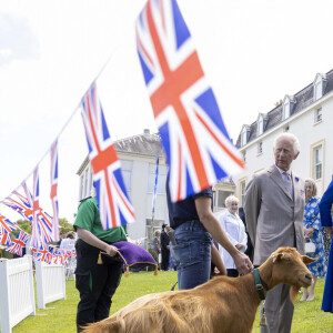 Le roi Charles III et Camilla Parker Bowles, reine consort d'Angleterre, visitent Les Cotils à L'Hyvreuse, pendant une visite à Guernsey le 16 juillet 2024 au port Saint Peter, Guernsey. © Ian Vogler/MirrorPix/Bestimage