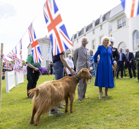 Le roi Charles III et Camilla Parker Bowles, reine consort d'Angleterre, visitent Les Cotils à L'Hyvreuse, pendant une visite à Guernsey le 16 juillet 2024 au port Saint Peter, Guernsey. © Ian Vogler/MirrorPix/Bestimage