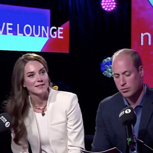 Il deviendra ainsi roi et Kate, reine consort 
Le prince William, prince de Galles, et Catherine (Kate) Middleton, princesse de Galles, ont accaparé les ondes comme des rafales spéciales sur l'une des plus grandes stations de radio du Royaume-Uni. Le couple royal, maintenant le prince et la princesse de Galles depuis la mort de la reine Elizabeth, a enregistré une section spéciale pour le programme d'information Radio 1 de la BBC Newsbeat pour marquer la Journée mondiale de la santé mentale. Dans l'émission, William, 40 ans, a déclaré que la santé mentale avait été "repoussée au bas de la liste des priorités" et a soutenu que la société devait "trouver un équilibre" qui préserve le bien-être mental.Mère de trois enfants, Kate, également âgée de 40 ans , a ajouté que les gens reconnaissent beaucoup mieux leur santé mentale de nos jours, mais qu'ils ont toujours du mal à savoir comment y faire face. Dans l'émission spéciale Newsbeat, le couple a entendu un étudiant, Antonio Ferreira, étudiant en psychologie et neurosciences cognitives qui est également un activiste de la santé mentale. © JLPPA/Bestimage