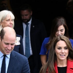 Le prince William, prince de Galles, et Catherine (Kate) Middleton, princesse de Galles, lors de leur visite à l'église St Thomas à Swansea, Royaume Uni, le 27 septembre 2022. L'église réaménagée soutient les habitants de la région et de la ville et du comté de Swansea avec des initiatives telles qu'une banque alimentaire, Swansea Baby Basics, distribuant des articles essentiels aux mères vulnérables telles que des articles de toilette et des vêtements, des installations pour sans-abri, une organisation à but non lucratif café, une cuisine de formation communautaire et un réseau de distribution de surplus de nourriture qui collecte la nourriture des supermarchés à la fin de chaque journée et la distribue pour prévenir le gaspillage alimentaire et aider à mettre fin à la pauvreté alimentaire. 