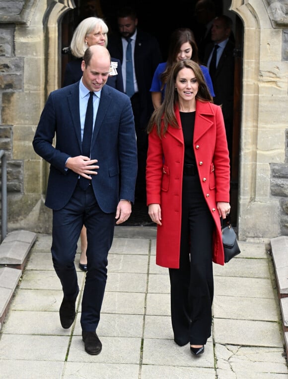 Le prince William, prince de Galles, et Catherine (Kate) Middleton, princesse de Galles, lors de leur visite à l'église St Thomas à Swansea, Royaume Uni, le 27 septembre 2022. L'église réaménagée soutient les habitants de la région et de la ville et du comté de Swansea avec des initiatives telles qu'une banque alimentaire, Swansea Baby Basics, distribuant des articles essentiels aux mères vulnérables telles que des articles de toilette et des vêtements, des installations pour sans-abri, une organisation à but non lucratif café, une cuisine de formation communautaire et un réseau de distribution de surplus de nourriture qui collecte la nourriture des supermarchés à la fin de chaque journée et la distribue pour prévenir le gaspillage alimentaire et aider à mettre fin à la pauvreté alimentaire. 