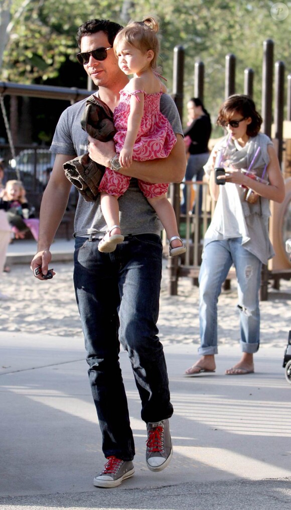 Jessica Alba en famille dans un parc de Los Angeles, le 27 mars 2010