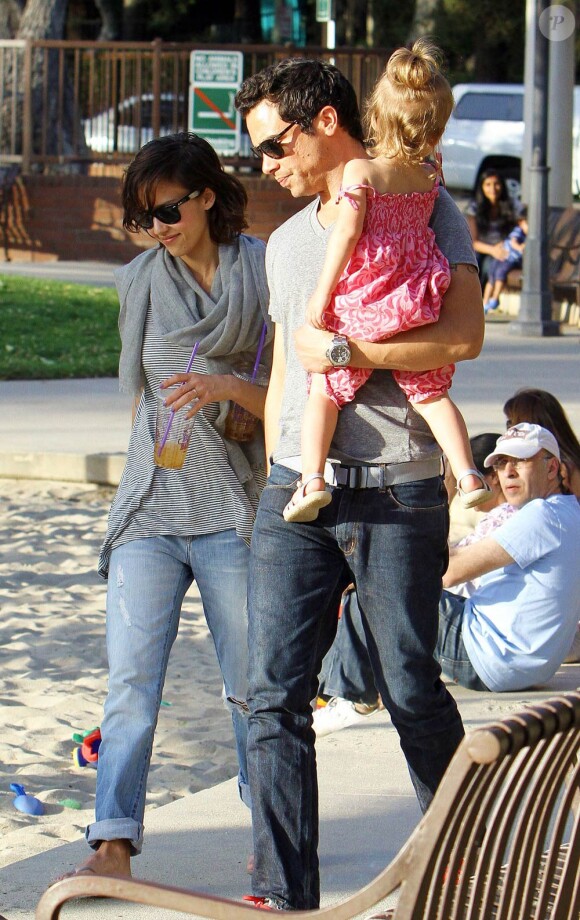 Jessica Alba en famille dans un parc de Los Angeles, le 27 mars 2010