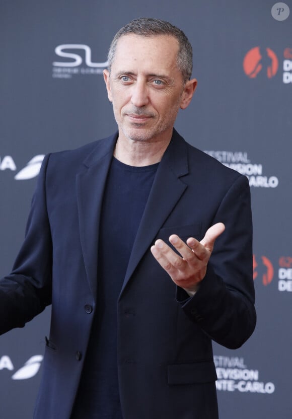 Gad Elmaleh sur le tapis rouge du photocall de la cérémonie d'ouverture du 62ème Festival de Télévision de Monte-Carlo, à Monaco, le 16 juin 2023. © Denis Guignebourg/BestImage