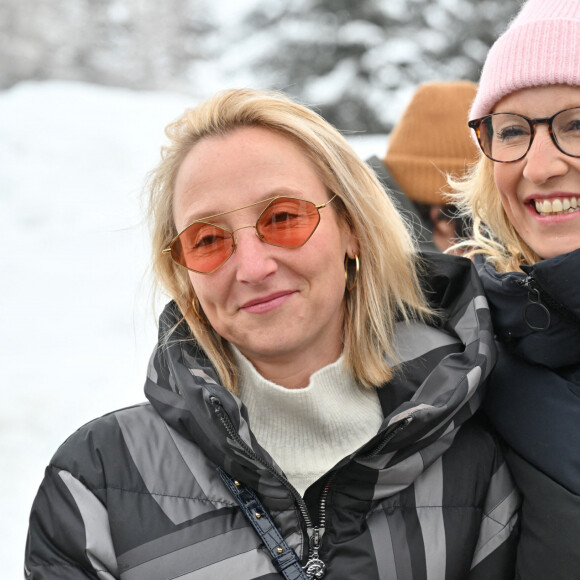 Ce qui n'empêche pas les soeurs d'être extrêmement proches, et elles partagent un handicap invisible...Audrey Lamy, Alexandra Lamy assistant à une séance de conduite sur glace lors du 27e Festival du film de l'Alpe d'Huez à l'Alpe d'Huez, France, le 19 janvier 2024. Photo par Julien Reynaud/APS-Medias/ABACAPRESS.COM