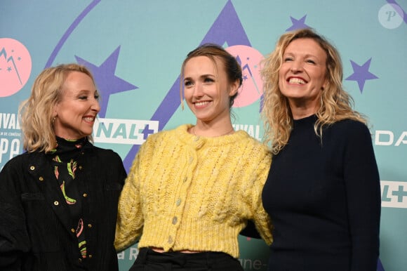 La fille d'Alexandra, Chloé, a même hérité d'un particularisme familial.Audrey Lamy, Chloe Jouannet et Alexandra Lamy posant pour un photocall lors du 27e Festival du film de comédie à L'Alpe d'Huez, France, le 17 janvier 2024. Photo par Mireille Ampilhac/ABACAPRESS.COM