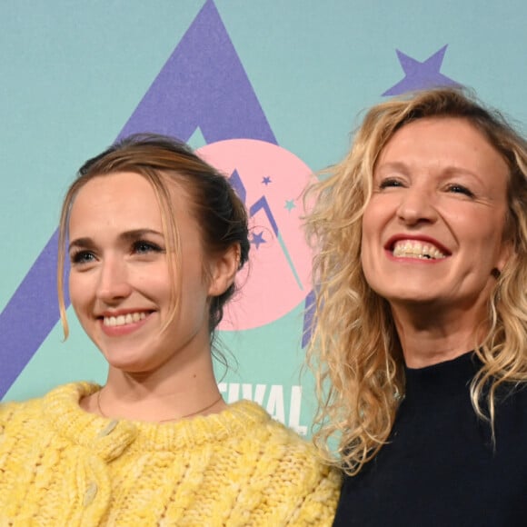 La fille d'Alexandra, Chloé, a même hérité d'un particularisme familial.Audrey Lamy, Chloe Jouannet et Alexandra Lamy posant pour un photocall lors du 27e Festival du film de comédie à L'Alpe d'Huez, France, le 17 janvier 2024. Photo par Mireille Ampilhac/ABACAPRESS.COM