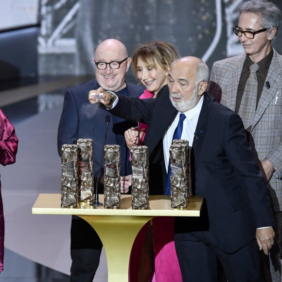 Un César spécial pour la troupe du Splendid, Josiane Balasko, Michel Blanc, Thierry Lhermitte, Marie-Anne Chazel, Gérard Jugnot, sur scène lors de la 46ème cérémonie des César à l'Olympia à Paris le 12 mars 2021. © Pierre Villard/ Pool / Bestimage