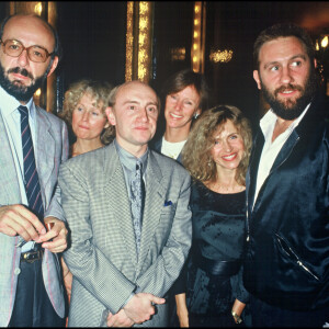 Archives - Bertrand Blier, Michel Blanc, Elisabeth et Gérard Depardieu après la général de la pièce "Excès contraire" au théâtre des Bouffés Parisiens en 1987.