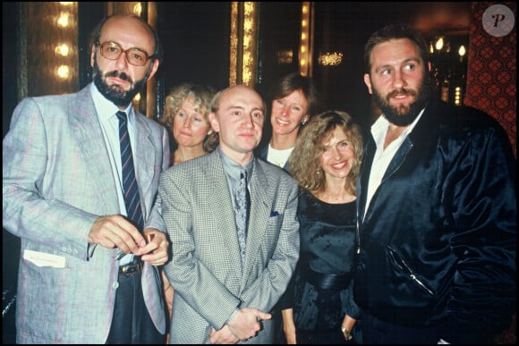 Archives - Bertrand Blier, Michel Blanc, Elisabeth et Gérard Depardieu après la général de la pièce "Excès contraire" au théâtre des Bouffés Parisiens en 1987.