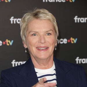 Bien loin de l'image sérieuse de la journaliste 
Élise Lucet au photocall de la conférence de presse de rentrée de France Télévisions à Paris, France, le 4 septembre 2024. © Coadic Guirec/Bestimage 