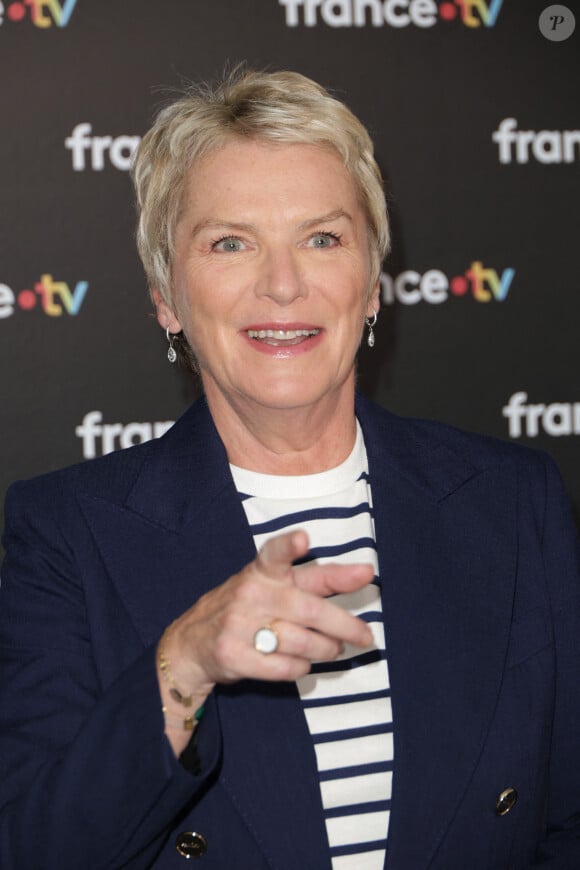 Bien loin de l'image sérieuse de la journaliste 
Élise Lucet au photocall de la conférence de presse de rentrée de France Télévisions à Paris, France, le 4 septembre 2024. © Coadic Guirec/Bestimage 