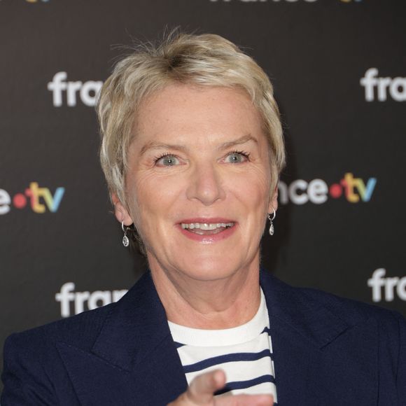 Bien loin de l'image sérieuse de la journaliste 
Élise Lucet au photocall de la conférence de presse de rentrée de France Télévisions à Paris, France, le 4 septembre 2024. © Coadic Guirec/Bestimage 