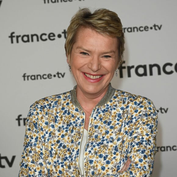 Elise Lucet au photocall pour la conférence de presse de rentrée de France TV à la Grande Halle de la Villette à Paris, France, le 6 juillet 2022. © Coadic Guirec/Bestimage 