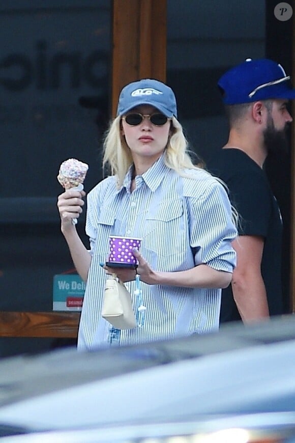 Gigi Hadid mange une glace tout en marchant dans les rues de New York avec une amie, Leah McCarthy. Le 13 avril 2023