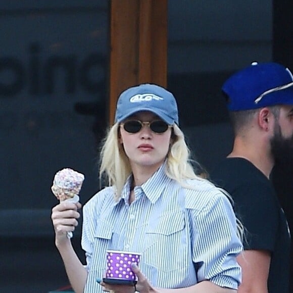 Gigi Hadid mange une glace tout en marchant dans les rues de New York avec une amie, Leah McCarthy. Le 13 avril 2023