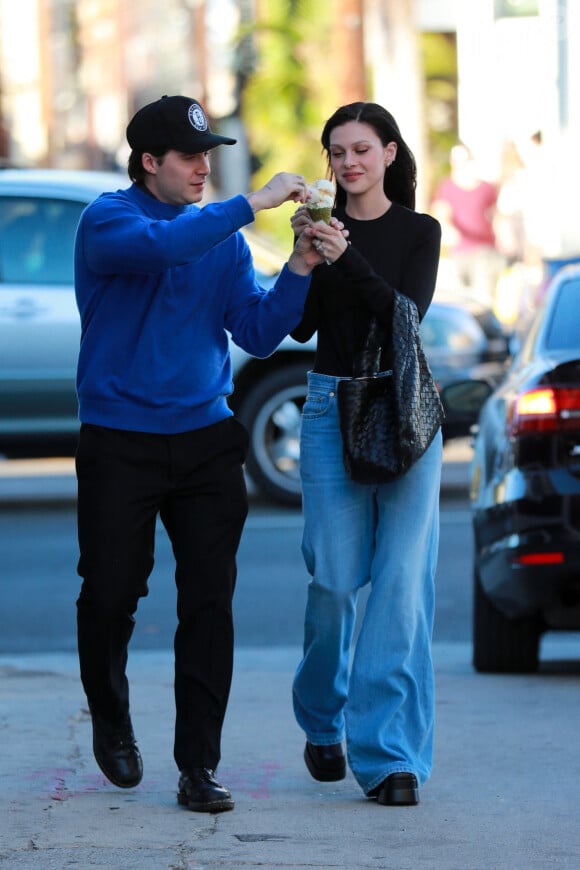 Exclusif - Brooklyn Beckham et sa femme Nicola Peltz, semblent très complice autour d'une boule de glace à West Hollywood le 3 novembre 2022.