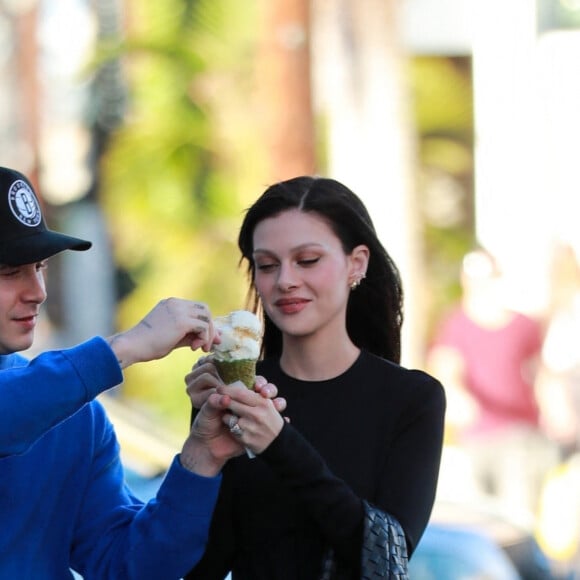 Exclusif - Brooklyn Beckham et sa femme Nicola Peltz, semblent très complice autour d'une boule de glace à West Hollywood le 3 novembre 2022.