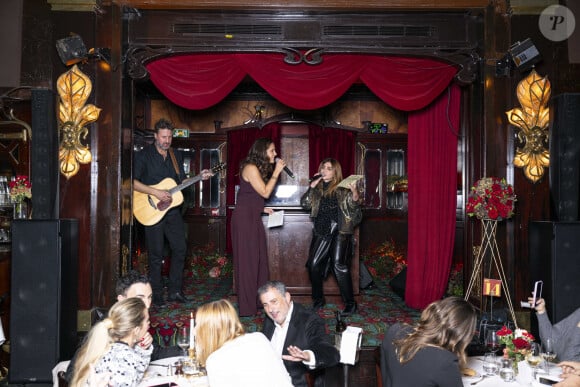 Elisa Tovatti, Julie Zenatti lors de la soirée Omar Harfouch - "Dîner chez Maxim's" à Paris le 9 octobre 2024. Le dîner organisé par O.Harfouch était pour remercier les célébrités venues à son concert “Concerto pour la paix”, au théâtre des Champs Elysées le 18 septembre 2024. O.Harfouch va partir pour une tournée mondiale du Concerto qui comprend le Vatican, l’Opéra de Dubaï et New York . © Perusseau / Tribeca / Bestimage