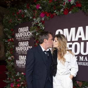 Benjamin Castaldi et sa femme Aurore au photocall de la soirée Omar Harfouch "Dîner chez Maxim's" à Paris le 9 octobre 2024.© Perusseau / Tribeca / Bestimage