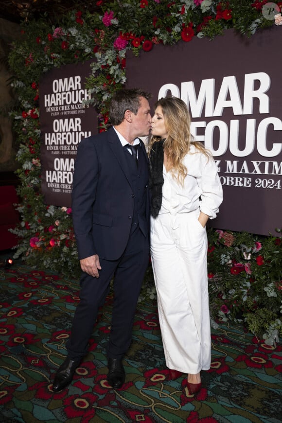 Benjamin Castaldi et sa femme Aurore au photocall de la soirée Omar Harfouch "Dîner chez Maxim's" à Paris le 9 octobre 2024.© Perusseau / Tribeca / Bestimage