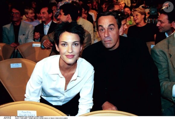 A l'époque, Linda Hardy co-anime "Tout le monde en parle" avec Thierry Ardisson. Mais elle souhaite arrêter et en parle à son compagnon 
Linda Hardy et Thierry Ardisson